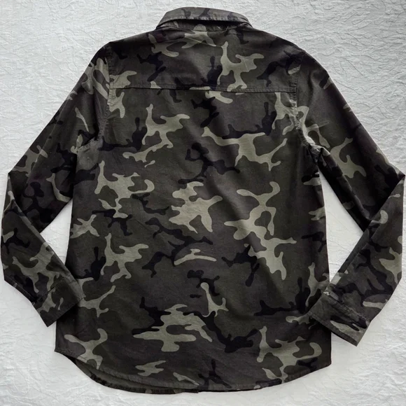 Love Tree Camo Long Sleeve Button Down W/ Red Roses & Pockets, Size Small - Picture 9 of 14